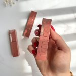 رژلب مایع براق میبلین مدل VINYL با دوام 16 ساعته