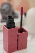 رژلب مایع براق میبلین مدل VINYL با دوام 16 ساعته - Image 6